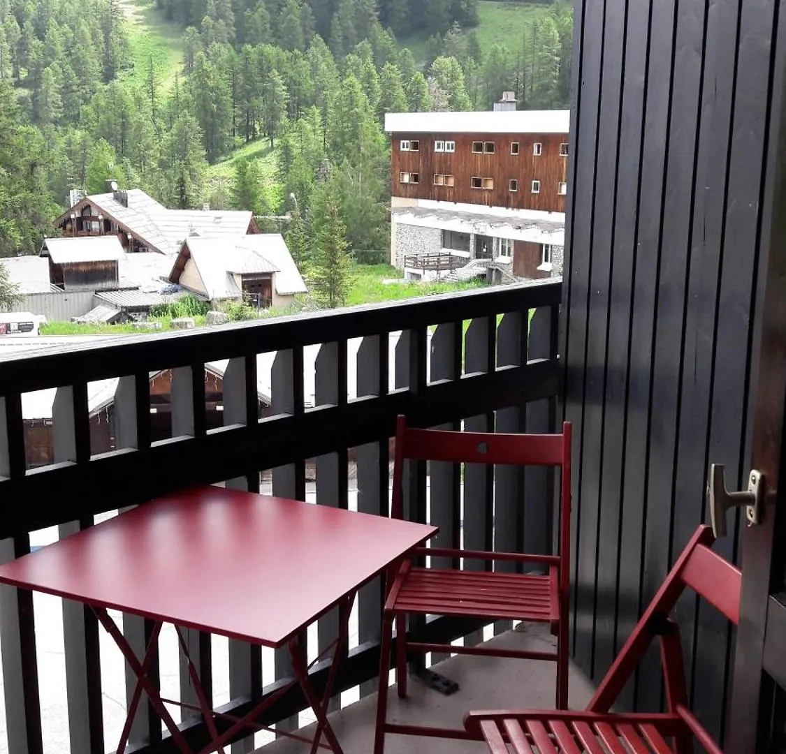 Vars Les Claux: Ski-Side Apartment with Balcony France
