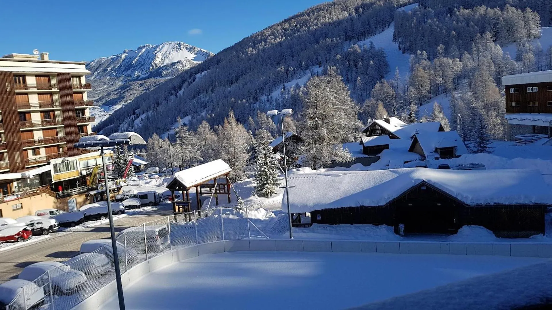 Vars Les Claux: Ski-Side Apartment with Balcony