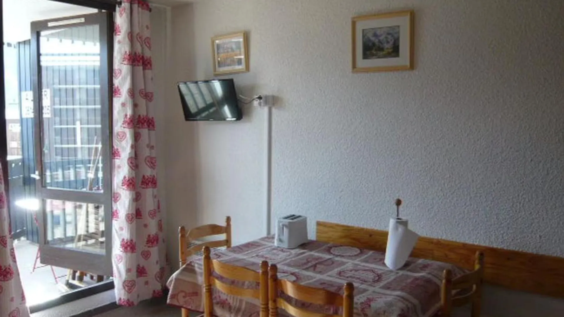 Vars Les Claux: Ski-Side Apartment with Balcony 0*, Vars (Hautes-Alpes)