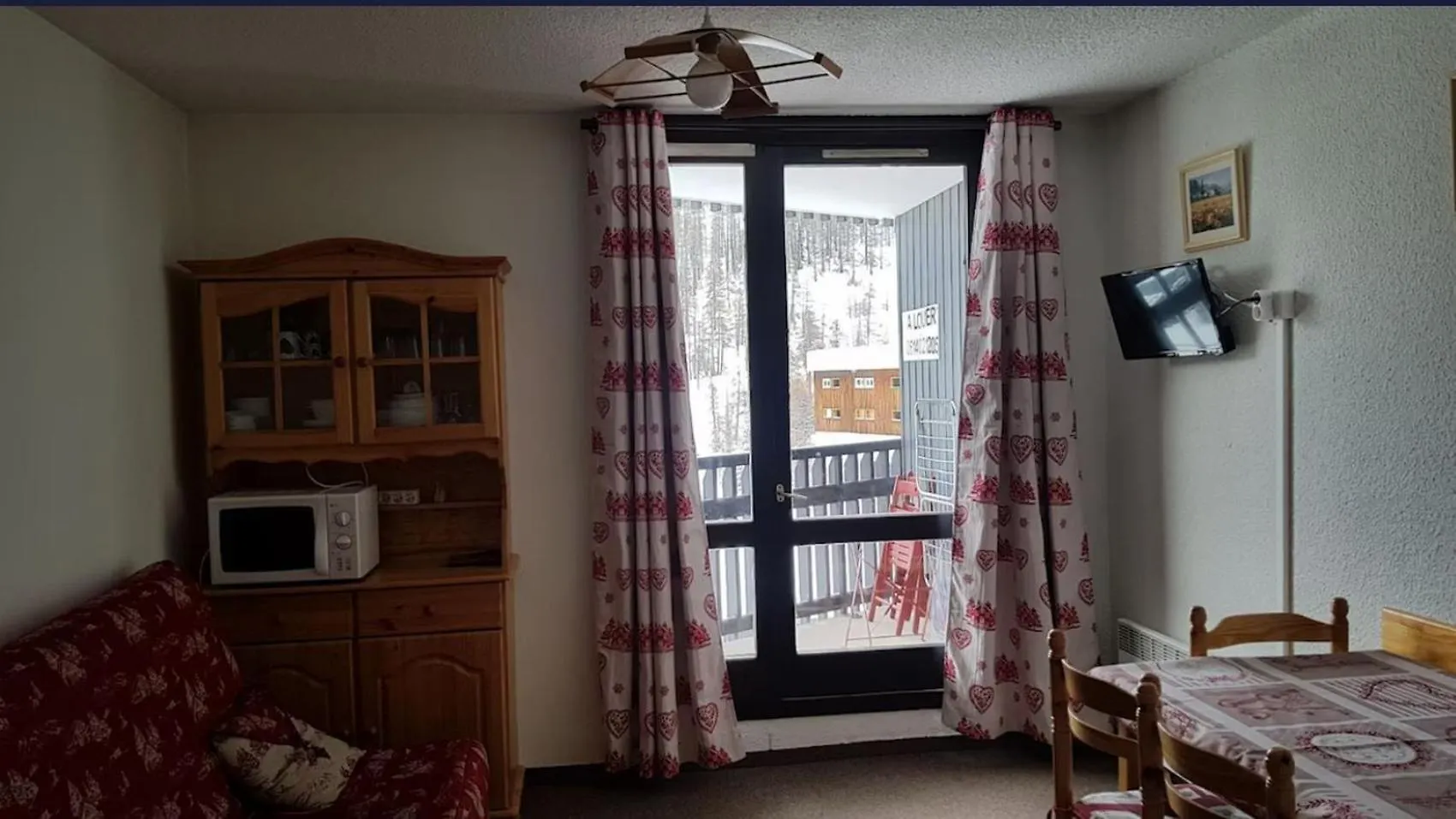 Vars Les Claux: Ski-Side Apartment with Balcony
