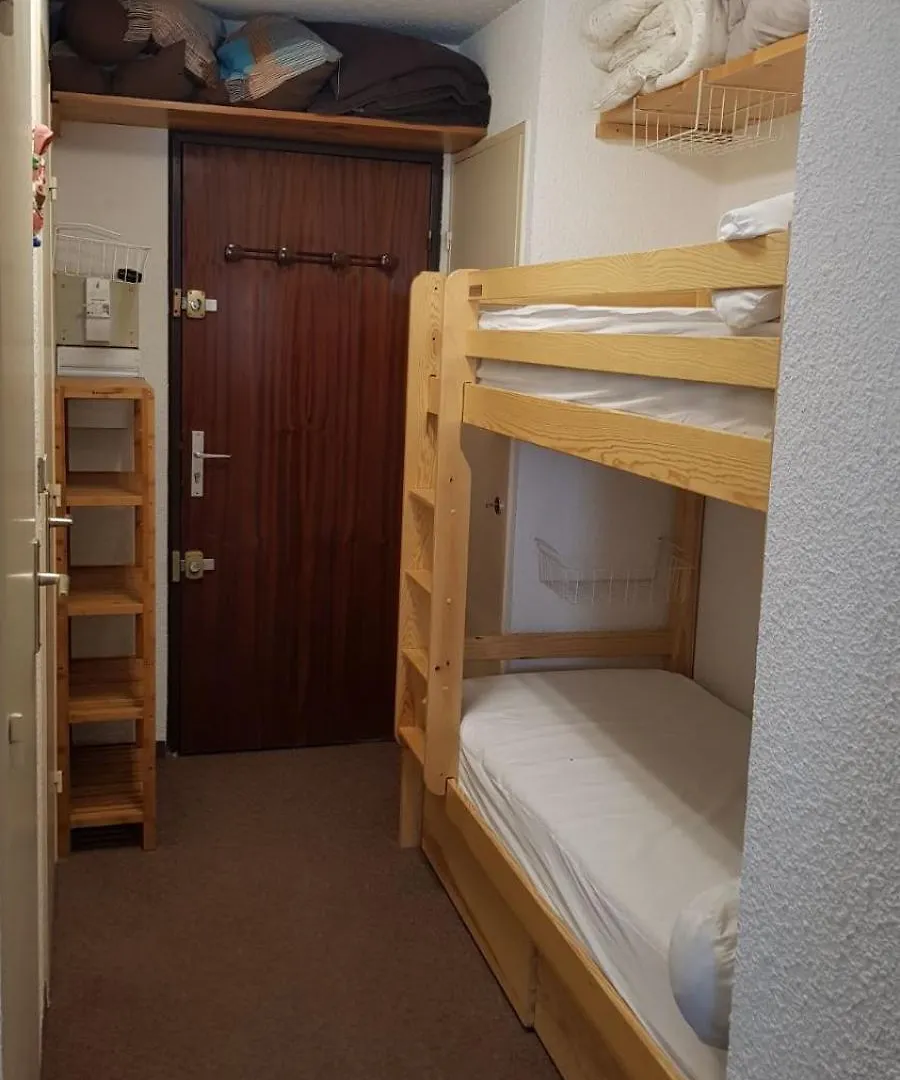 Vars Les Claux: Ski-Side Apartment with Balcony 0*, Vars (Hautes-Alpes)