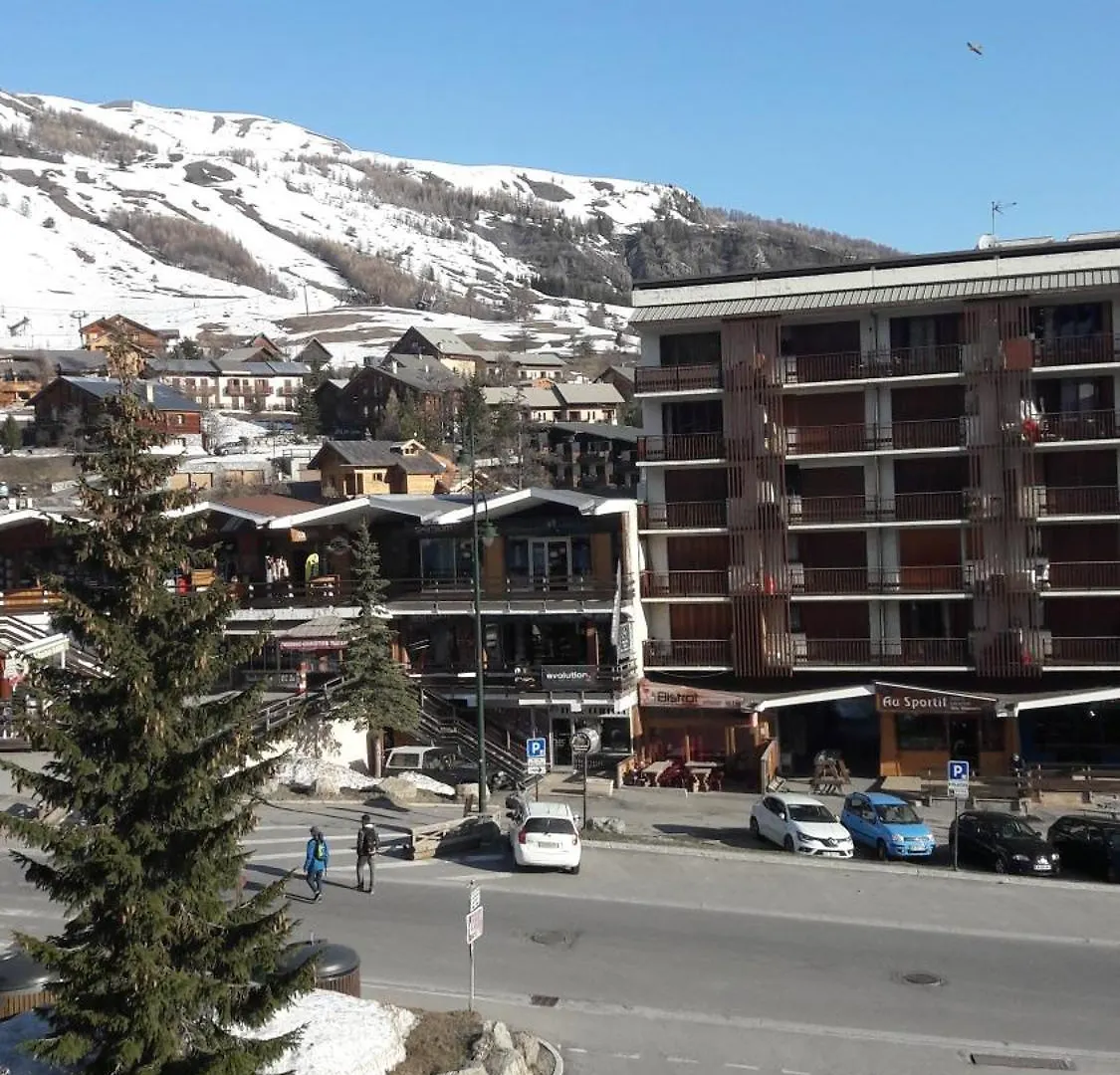 Vars Les Claux: Ski-Side Apartment with Balcony Vars (Hautes-Alpes)